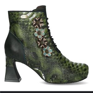 Brand New Laura Vita Ankle Boots 
Size 10
Army Green & Tan with Flowers